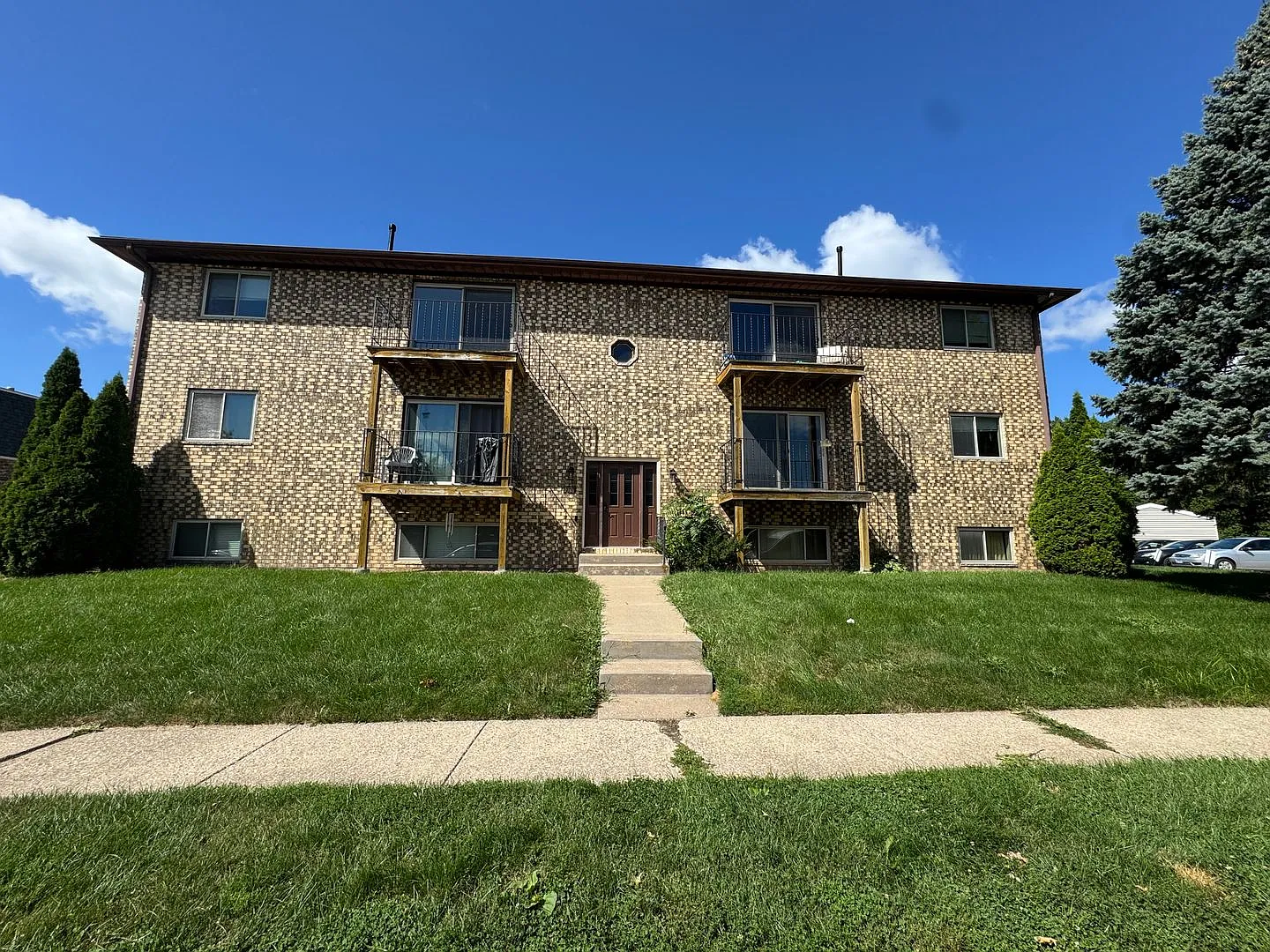 Utilities Included 2 Bed, 1 Bath $1,100/mo Moline, IL — Photo 2