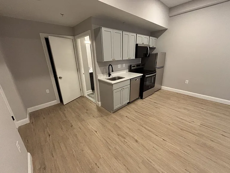 306 W Franklin — Photo 14