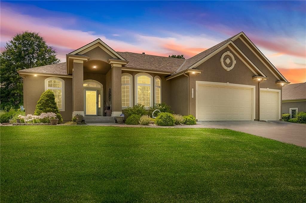 4148 SE Paddock Dr, Lees Summit, MO 64082 | Zillow