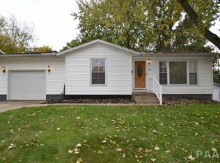 3810 W Warwick Dr, Peoria, IL 61615