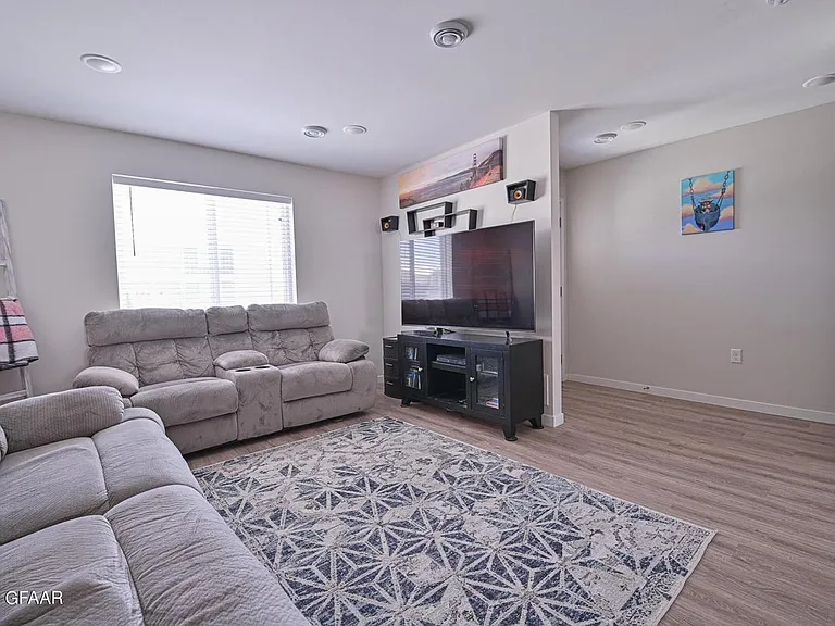 809 Thames Ct — Photo 3