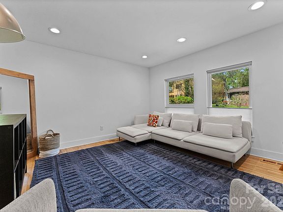5th image of 820 Manhasset Rd