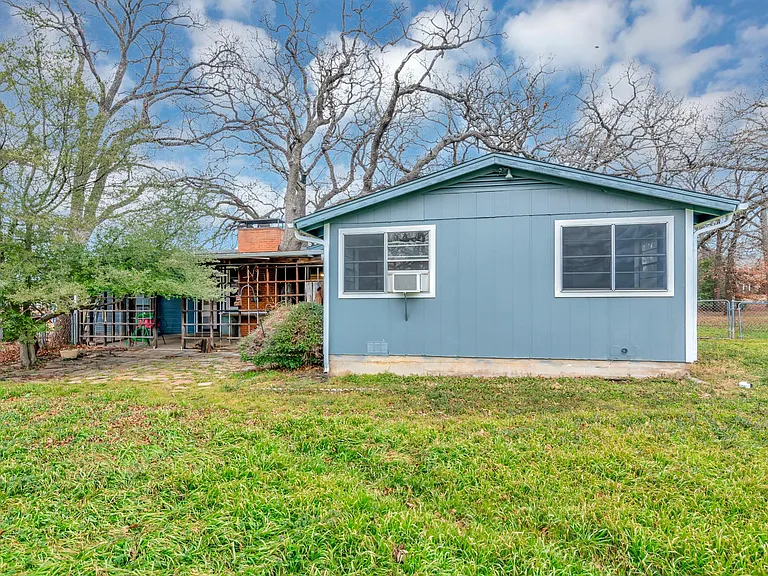 410 Shady Ln — Photo 32