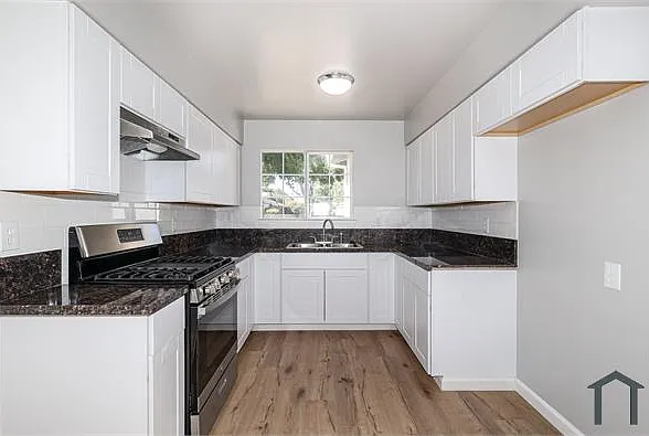 526 Stratford Ct — Photo 7