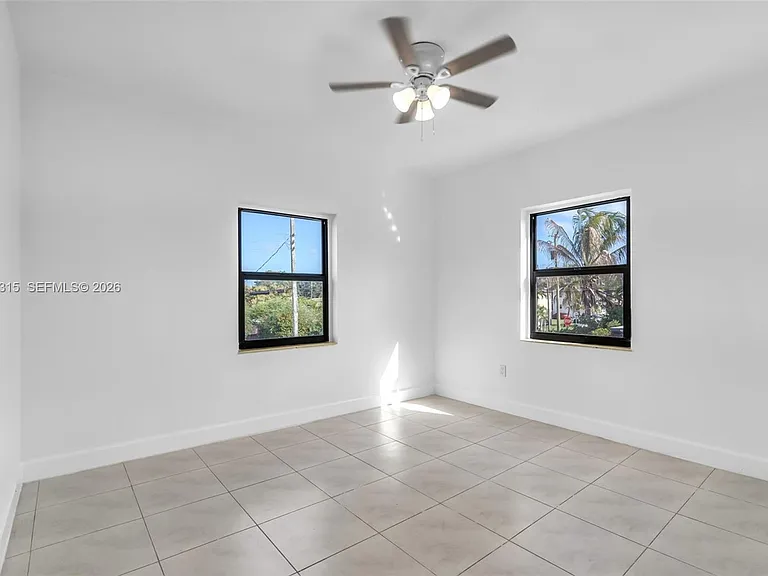 130 SW 31st Ct #3 — Photo 4