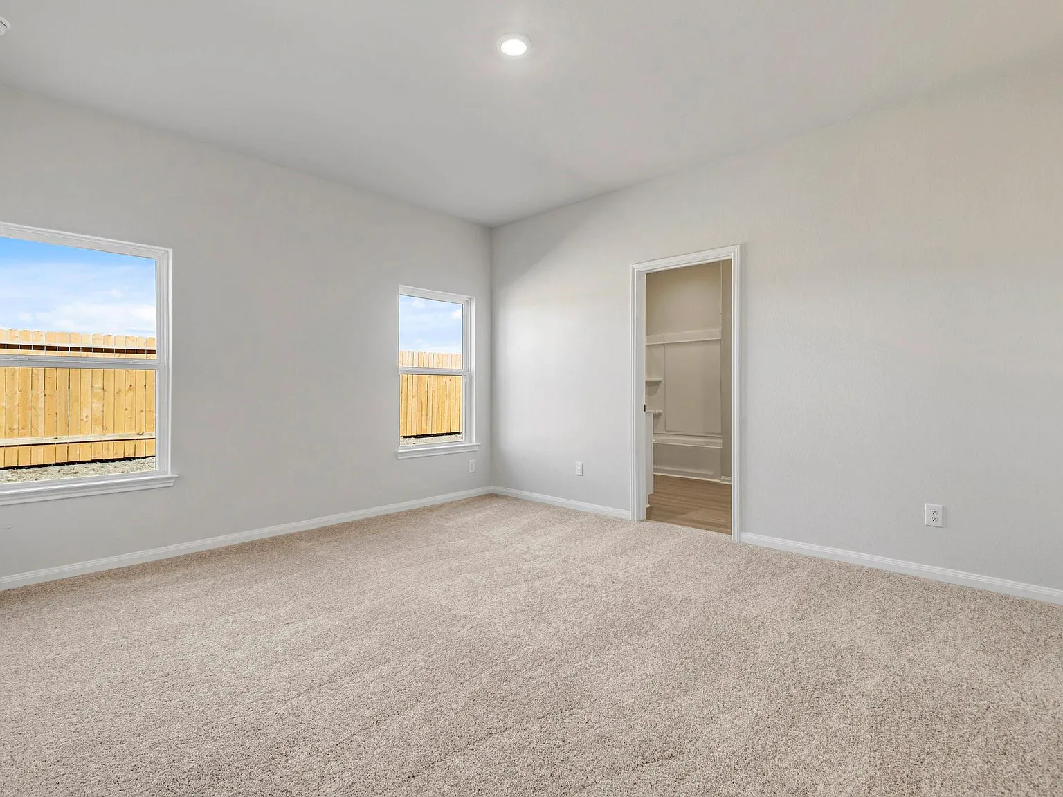 3 bed, 2.0 bath, 1571 sqft, $2,380 — Photo 4