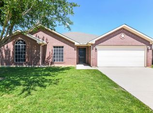 220 Arrowhead Dr, Burleson, TX 76028