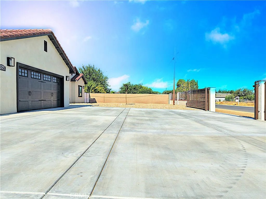 3 bed, 1720 sqft, $2,995 — Photo 3