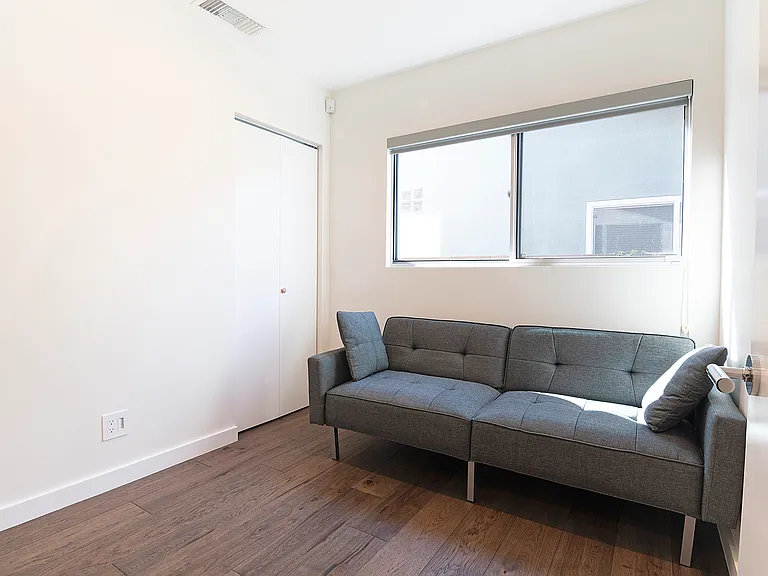 6561 Lasaine Ave — Photo 40