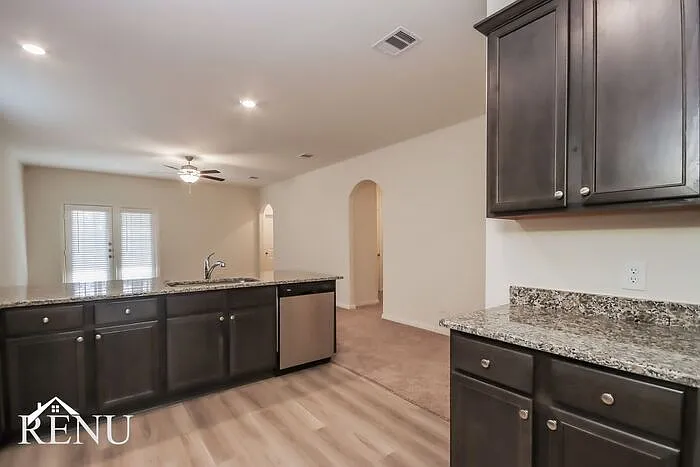 3 bed, 2.0 bath, 1570 sqft, $1,625 — Photo 4