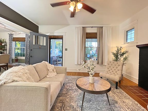 3rd image of 415 Oakridge Blvd