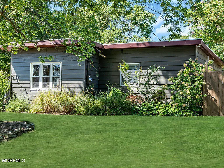 105 Longfellow Ave — Photo 1