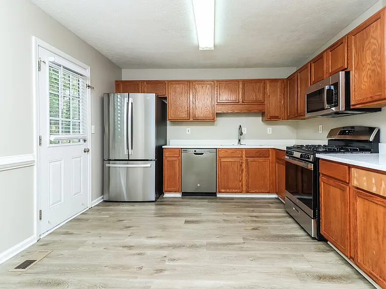 565 Bridge Grv — Photo 11