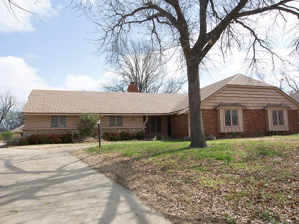 Great Driveway for Plenty of Parking