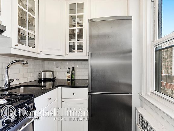 2nd image of 2 Charlton St APT 10M