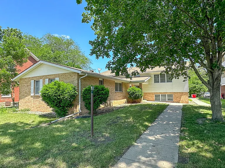 212 S Walnut Ave — Photo 1