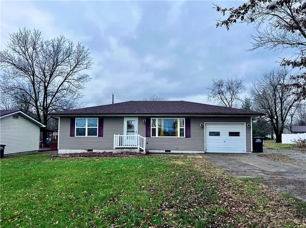 517 Interstate Dr, Saint Elmo, IL 62458