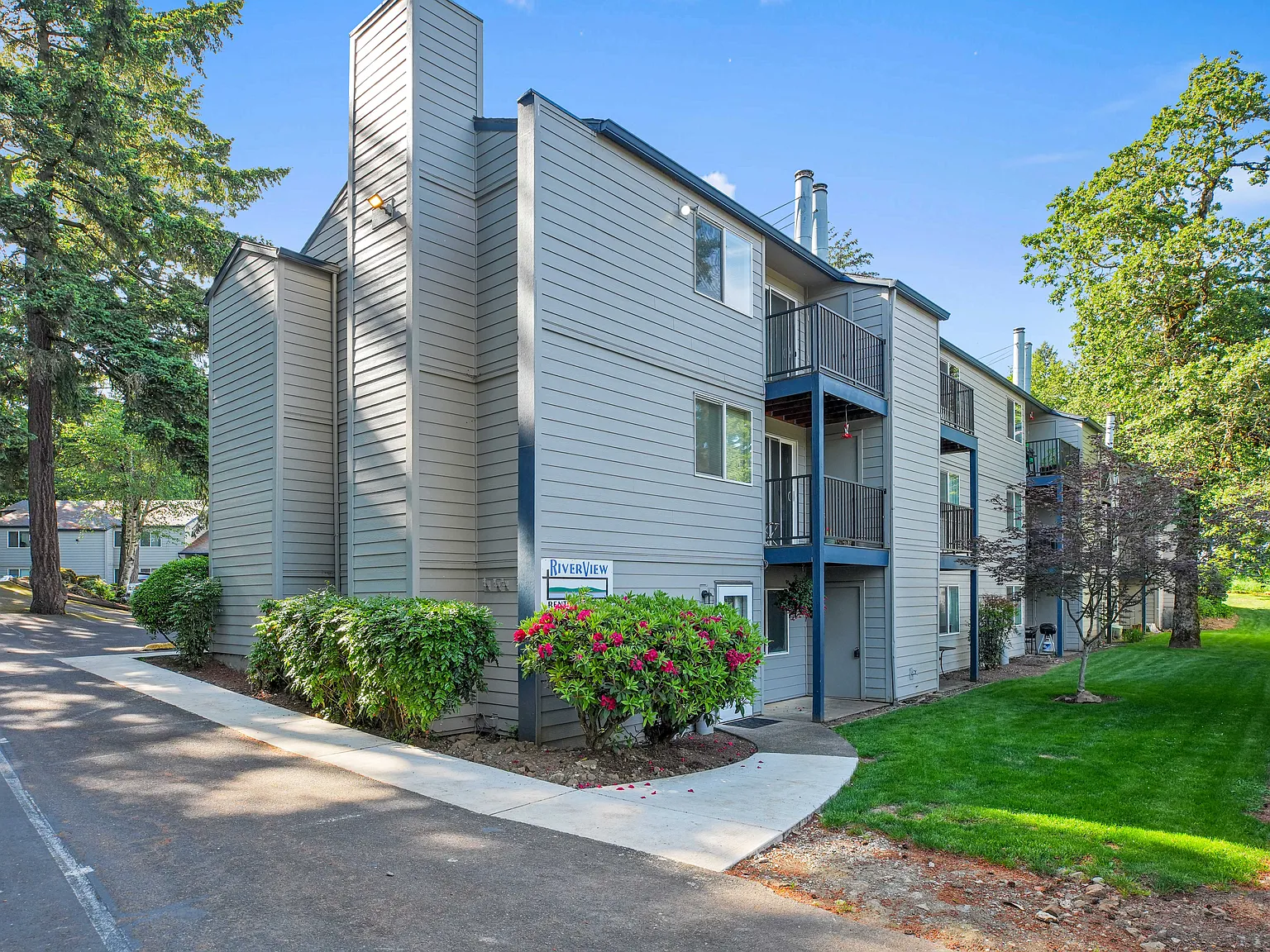 Riverview Apartments — Photo 2