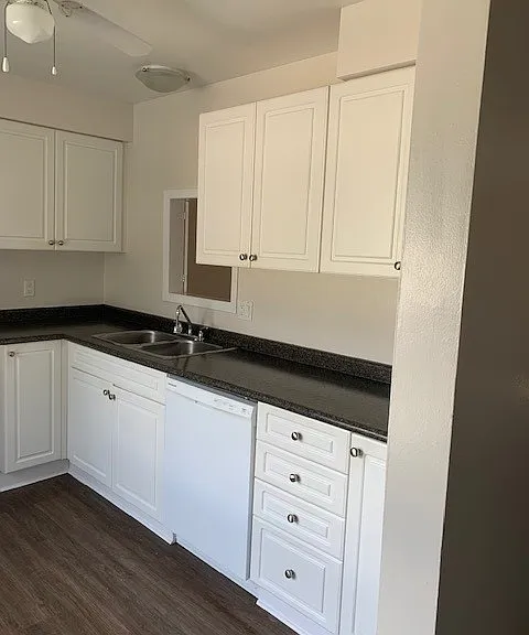 310 Westminster Ave — Photo 9