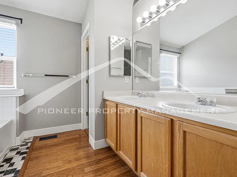 333 Sanders Cir — Photo 15