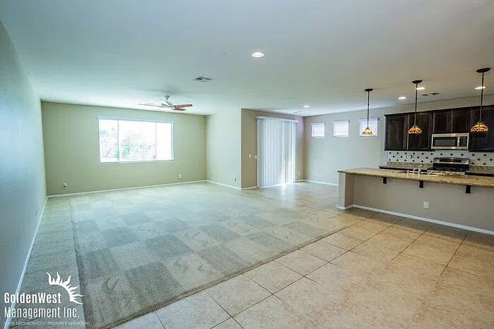 4 bed, 2.5 bath, 2411 sqft, $2,600 — Photo 3