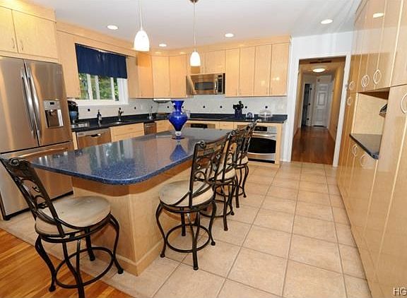 4th image of 6 Teresa Ln