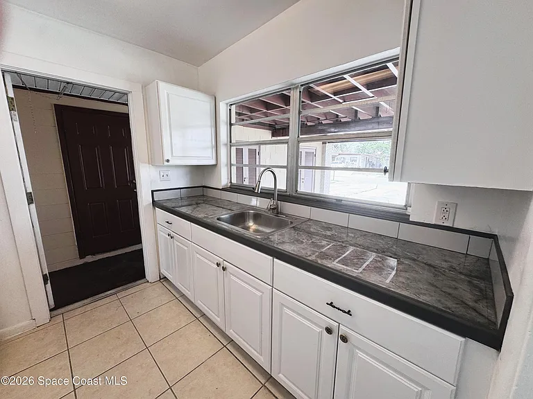 305 Edinburgh Dr — Photo 9
