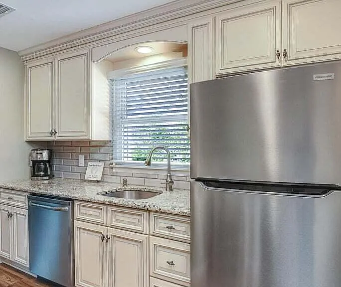 606 Bay Ave #6 — Photo 8