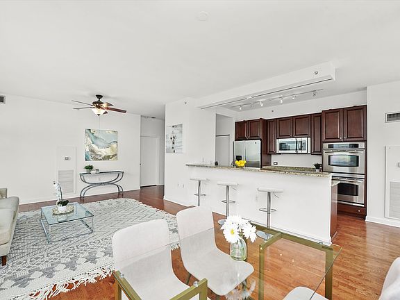 4th image of 1235 S Prairie Ave APT 2505