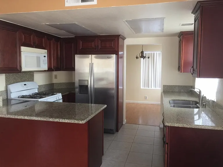2021 Manzana Way — Photo 4