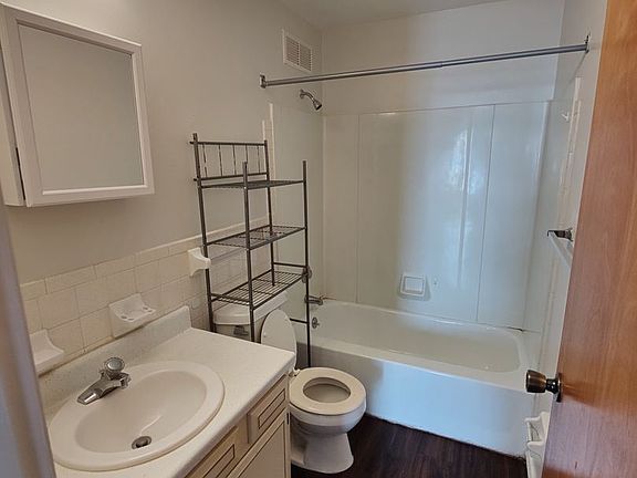 3rd image of 322 Kenbrook Dr APT 2
