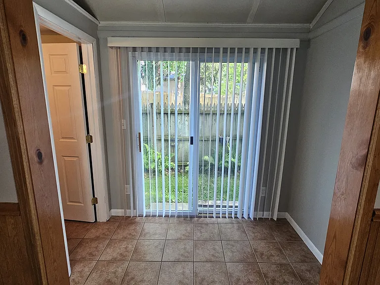 542 Broadway St E — Photo 9