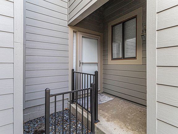 2nd image of 662 Peninsula Ct