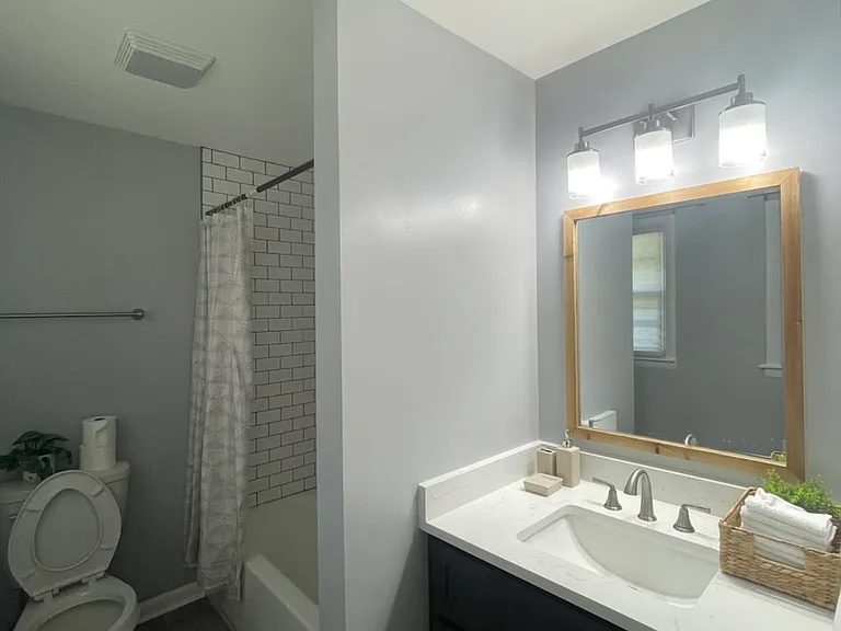 731 Sherman Dr — Photo 5
