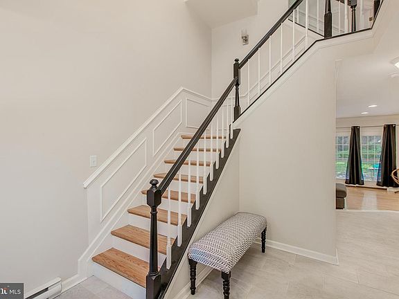 2nd image of 1001 Lindsay Ln
