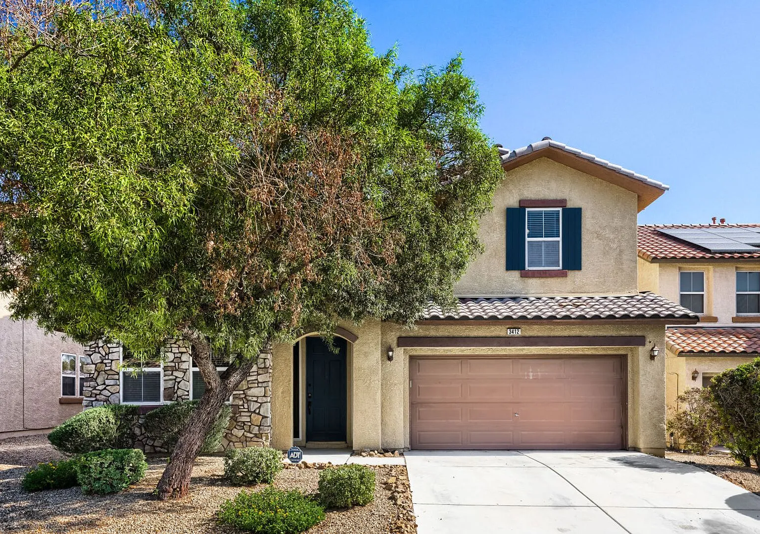 Beautiful 4 Bedroom Home With Solar, 3 Car Tandem Garage, and Nice Backyard! — Photo 1