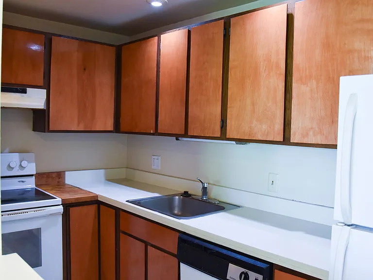 609A Geneva Dr #20 — Photo 3