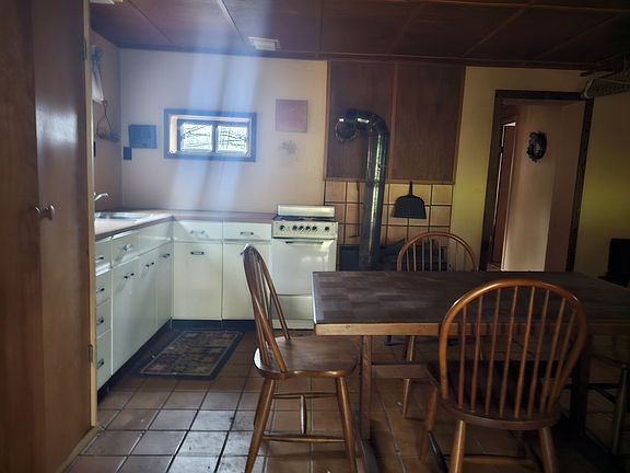 3rd image of 763 Spring Run Rd