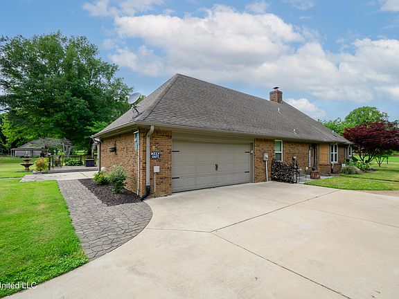 3rd image of 8450 Deer Creek Cir