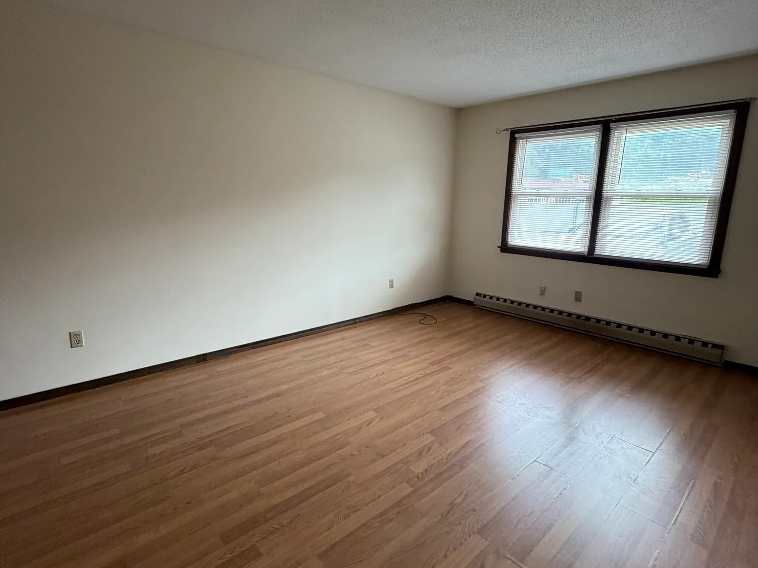 2 bed, 1.5 bath, 4480 sqft, $1,600 — Photo 3