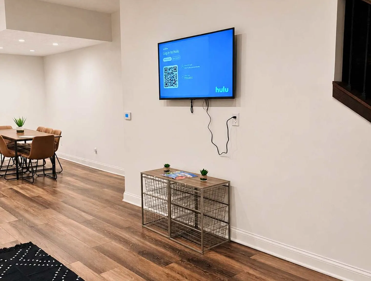 2 bed, 1.0 bath, 2615 sqft, $3,732 — Photo 4