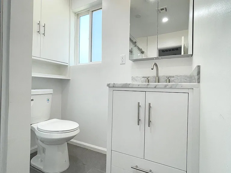 Main Bedroom en-suite bathroom.