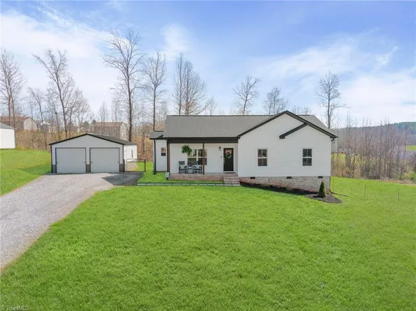 163 Four Andrews Dr, Harmony, NC 28634