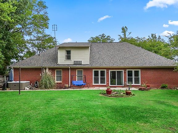 4th image of 122 Brooks Ln