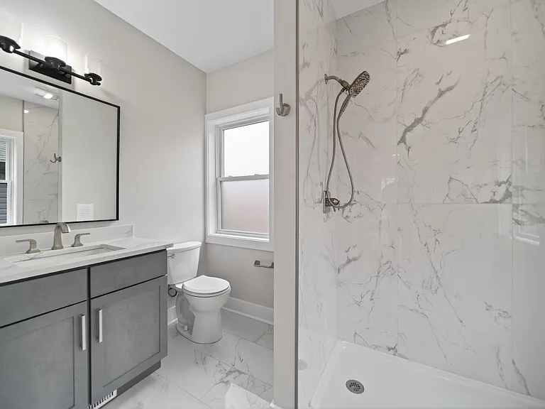 729 W 9th St — Photo 10