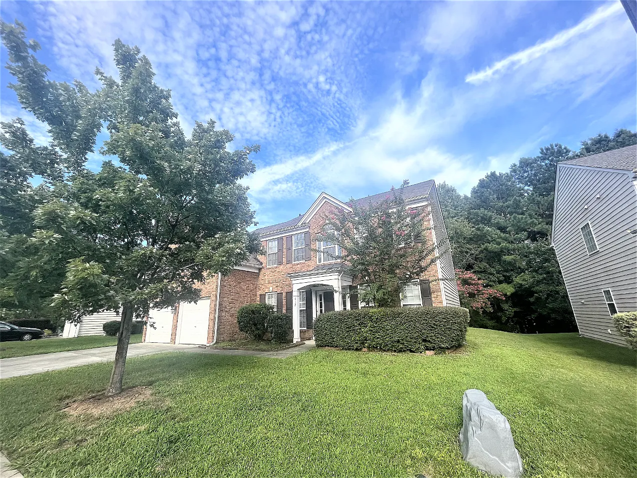 5 bed, 2941 sqft, $2,945 — Photo 2