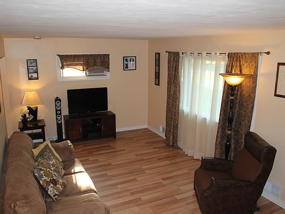 5th image of 75 Helmar Dr