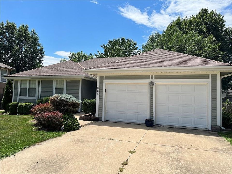 2nd image of 681 NE Clubhouse Dr