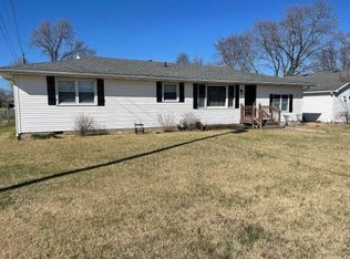 9328 E Sacramento Dr, Robinson, IL 62454