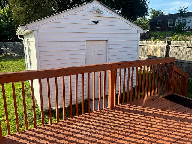 701 Greenleaf Ln — Photo 11